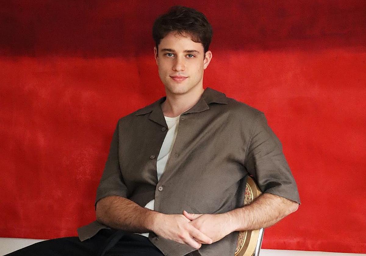 Álvaro García Ruano, en su casa en Murcia. Le es difícil decantarse por un color; últimamente utiliza mucho el rojo.