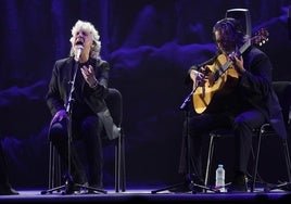 Mayte Martín estuvo acompañada a la guitarra por José Garde, compositor y arreglista, entre otras cosas, con un toque limpio y sutil.