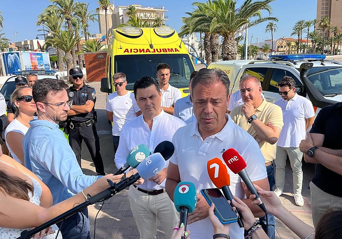 El consejero de Presidencia, Portavocía, Acción Exterior y Emergencias, Marcos Ortuño, atendiendo a los medios en Santiago de la Ribera.