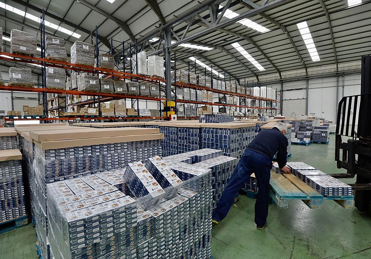 Un trabajador, en una empresa de conservas de la Región de Murcia, en una imagen de archivo.