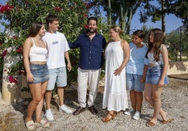 David Baños, junto a familia (incluido el novio de su hija mayor), disfrutando de las vacaciones en una casa de campo a ocho kilómetros de Fortuna, a las faldas de la Sierra de la Pila.