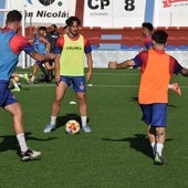 Ayala mantiene el balón durante un entrenamiento.