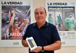 Rafael Sáez, con su nuevo Samsung Galaxy A56.