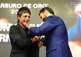 Antonio Muñoz recibió la distinción de manos del alcalde.