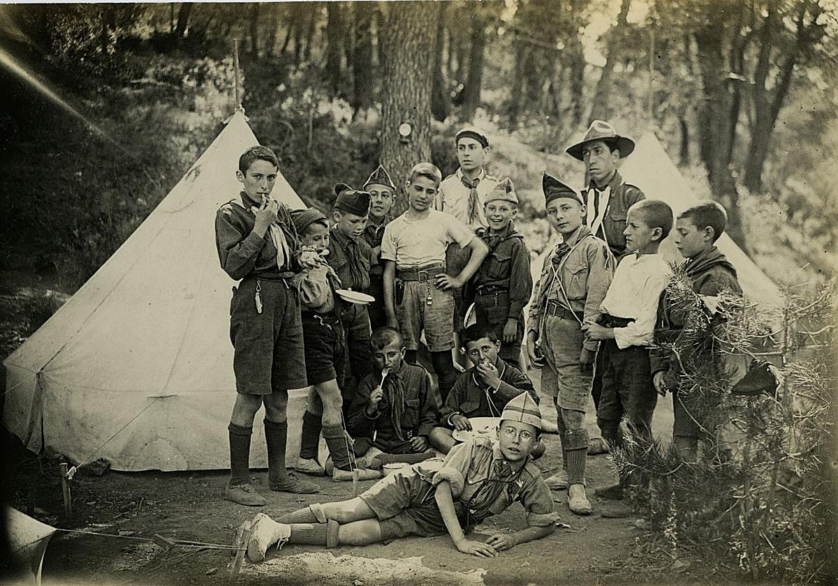 Exploradores posando frente al fotógrafo (1925).