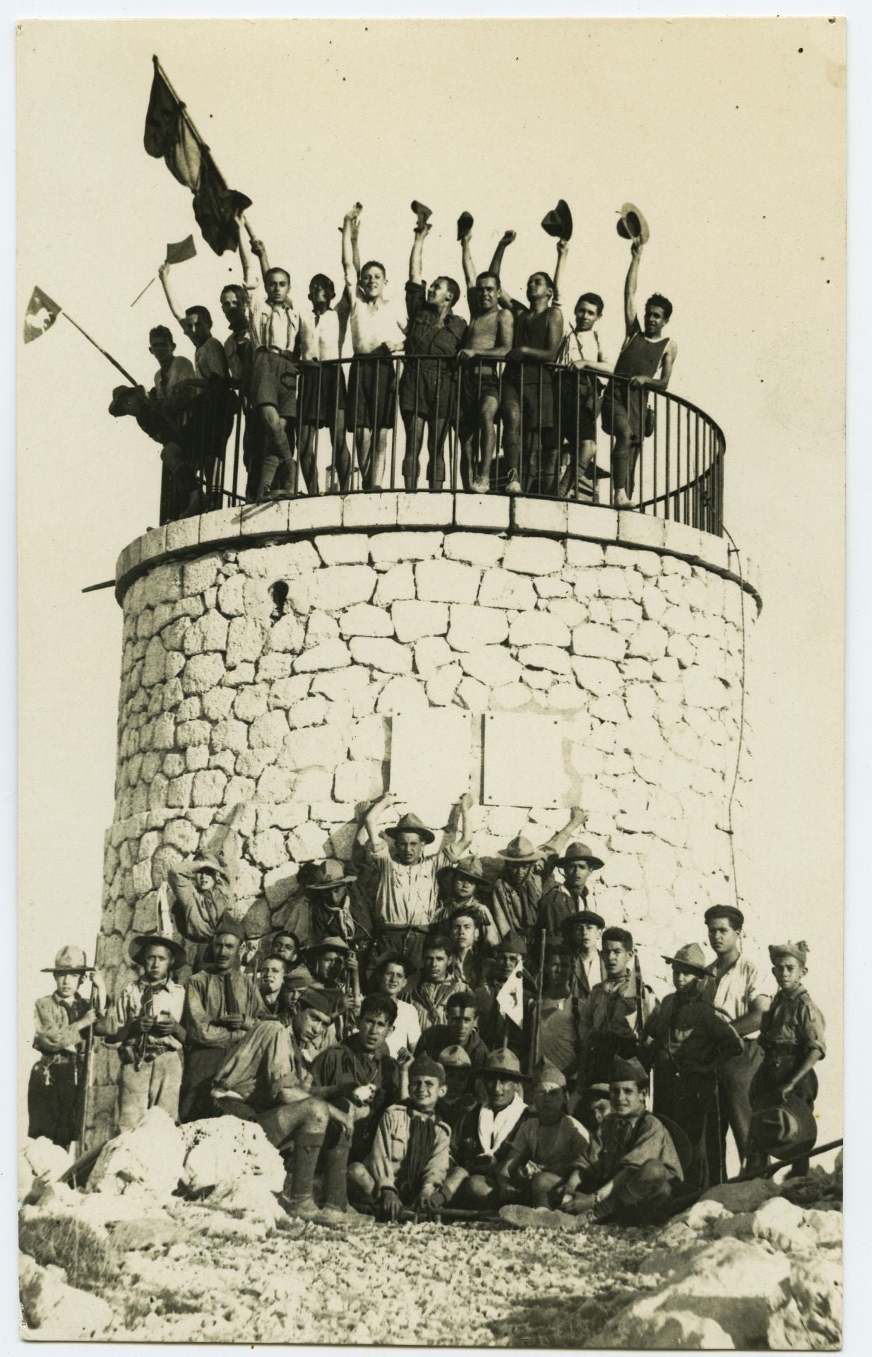 Exploradores de Madrid en la torre del Morrón de Espuña (1924).