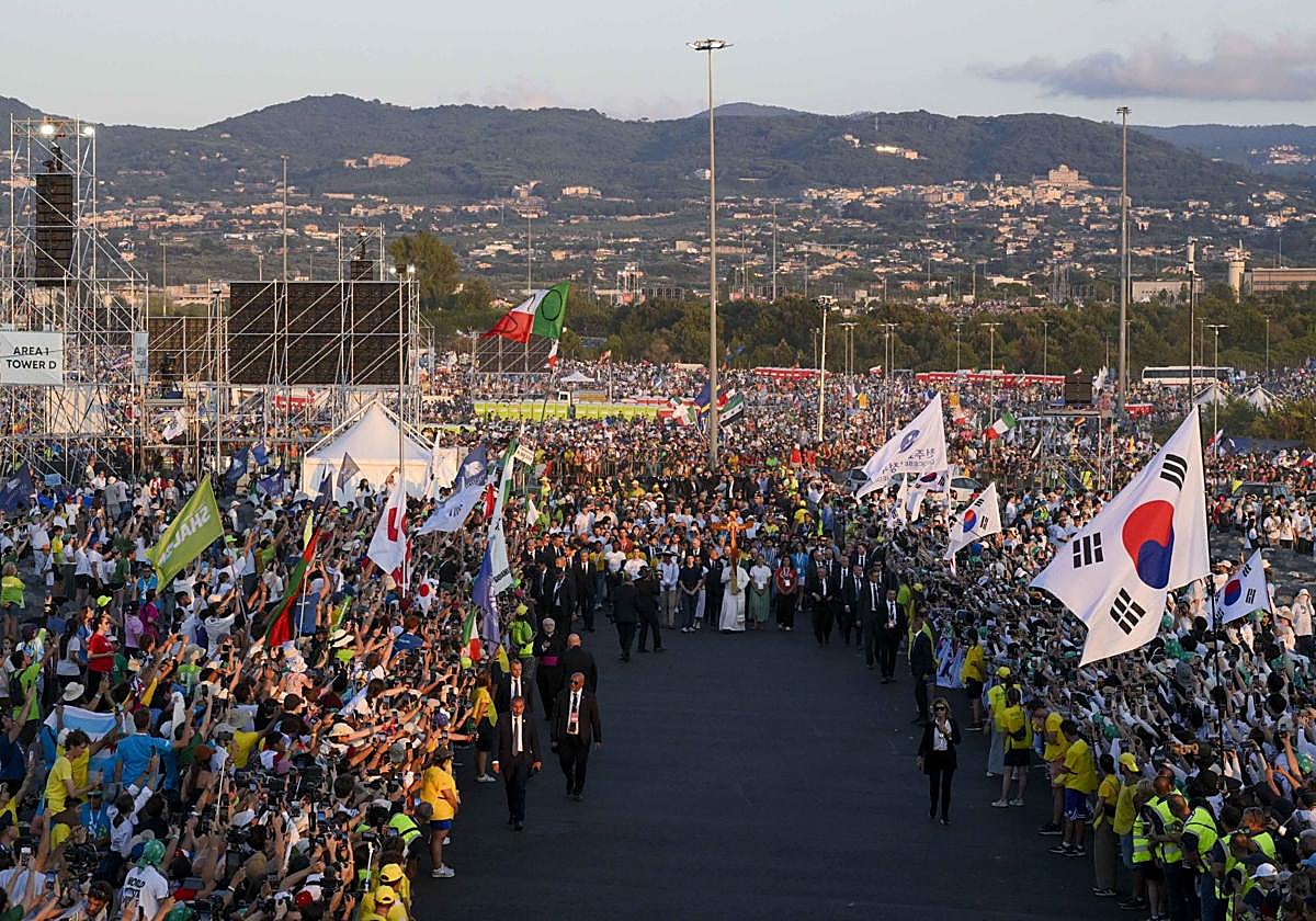 El Papa, liderando el desfile, el sábado en Tor Vergata, durante el Jubileo de los Jóvenes.