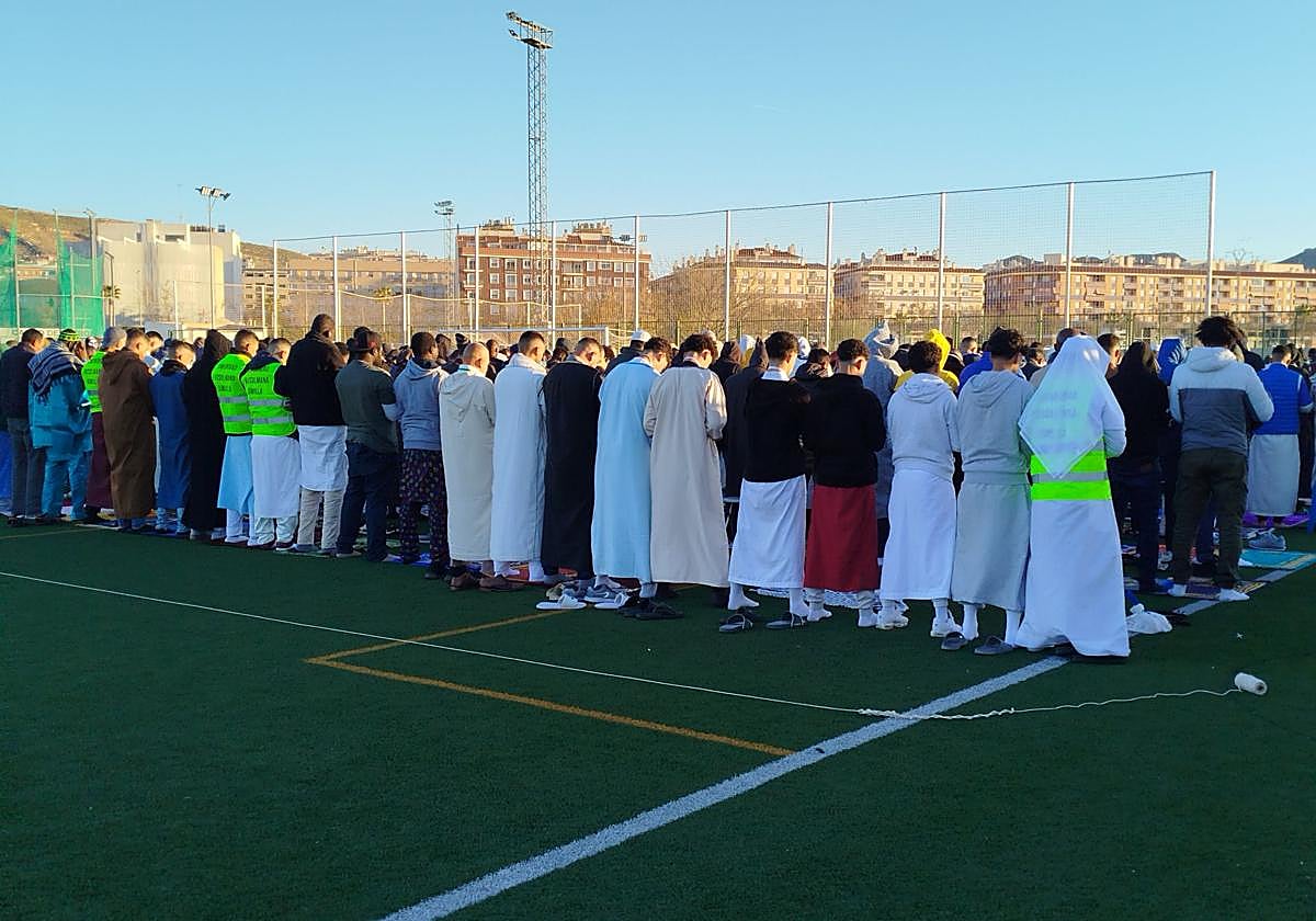 Vecinos musulmanes de Jumilla celebran el final del Ramadán el pasado marzo en las instalaciones deportivas del municipio.