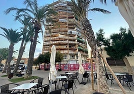 Estado actual de la torre de viviendas Sol y Mar, en obras, ubicada en la playa de Santiago de la Ribera.