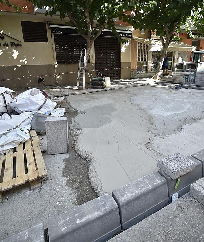 Imagen secundaria 2 - Arriba: terraza montada a las puertas del restaurante Tudela. Abajo: el Bar Reyna concluyó los trabajos hace apenas unos días, mientras que en el Mesón de Pepe aún no han terminado las obras de ampliación de las aceras.