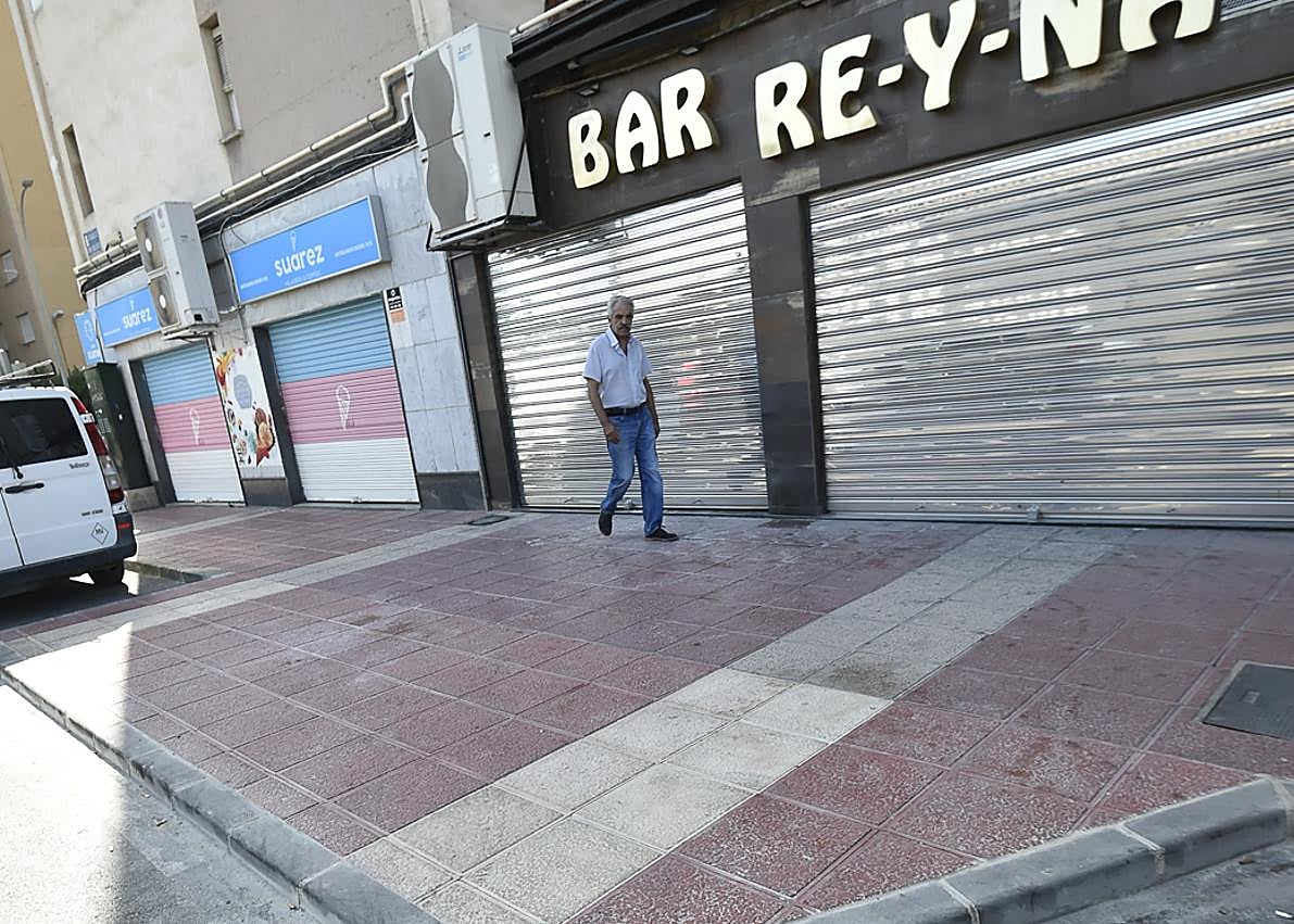 Imagen secundaria 1 - Arriba: terraza montada a las puertas del restaurante Tudela. Abajo: el Bar Reyna concluyó los trabajos hace apenas unos días, mientras que en el Mesón de Pepe aún no han terminado las obras de ampliación de las aceras.