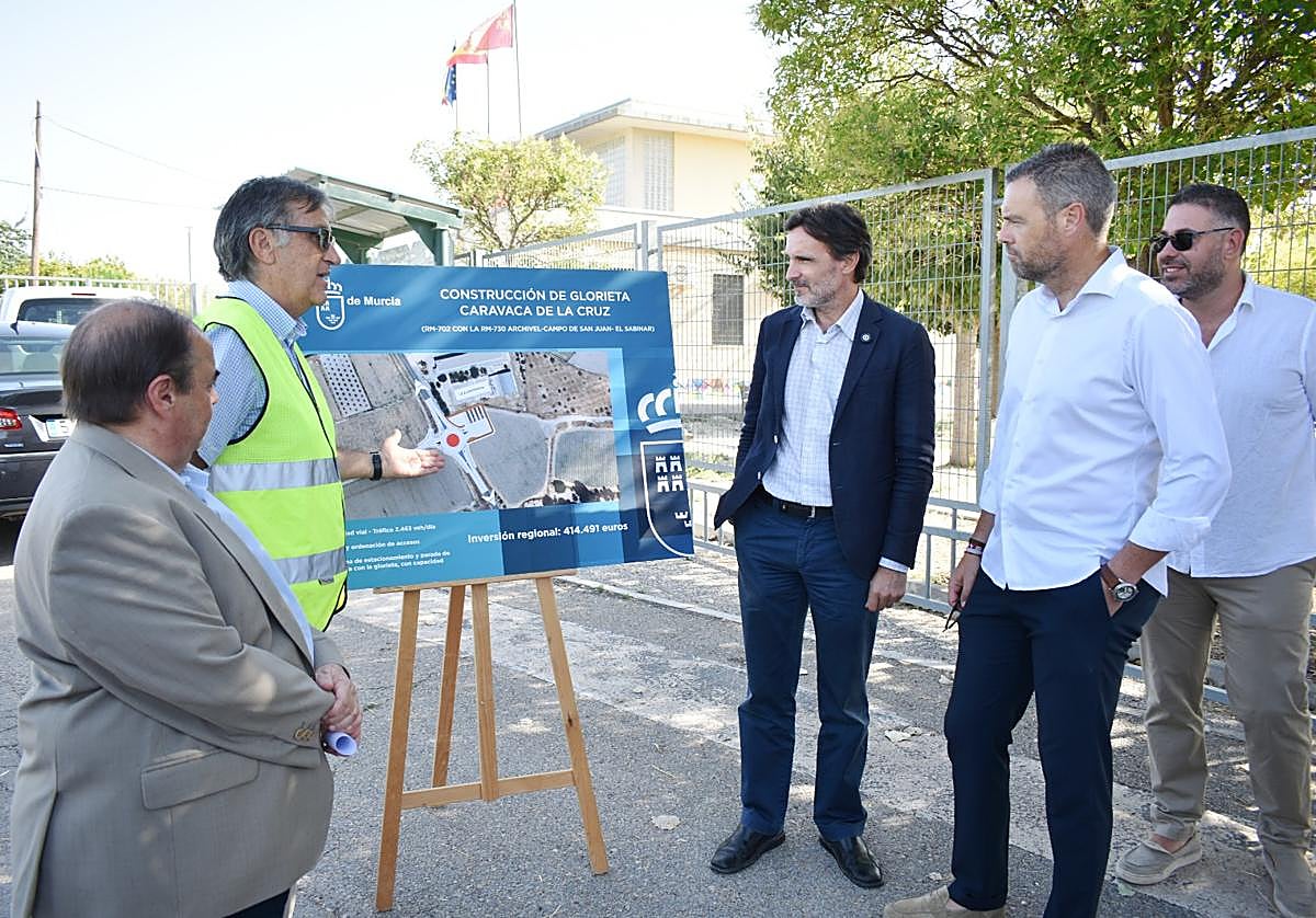 El consejero y el alcalde, a la derecha, observan el proyecto, este jueves.