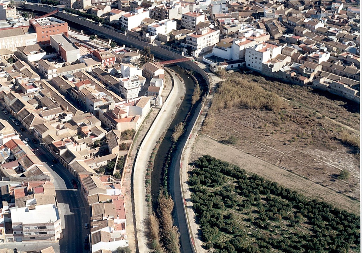 En la parte inferior, el río Segura en término de Formentera del Segura, y en la superior al entrar en Rojales.