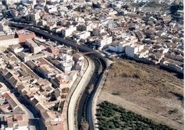 En la parte inferior, el río Segura en término de Formentera del Segura, y en la superior al entrar en Rojales.