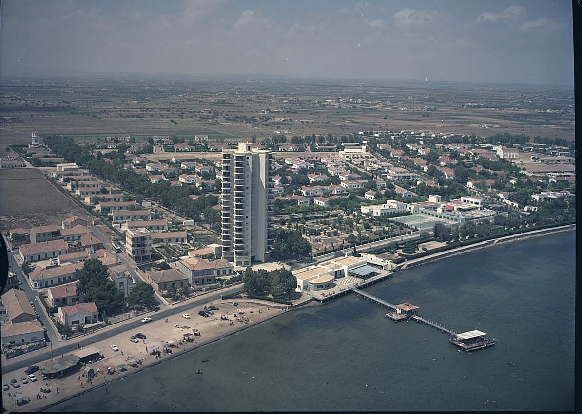 Imagen secundaria 1 - Arriba, bahía mazarronera desde el este; al fondo, Bolnuevo y la Sierra de las Moreras (1971). | Abajo, vista aérea de la Ciudad del Aire, en Santiago de la Ribera, desde el sur (9-08-1969), y ciudad de Águilas y bahía de Levante desde el sureste (1971). 