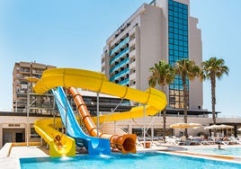 Vista exterior del Bakour La Manga Splash con las zona de piscinas y el parque acuático.