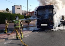 Imagen del incendio del camión.