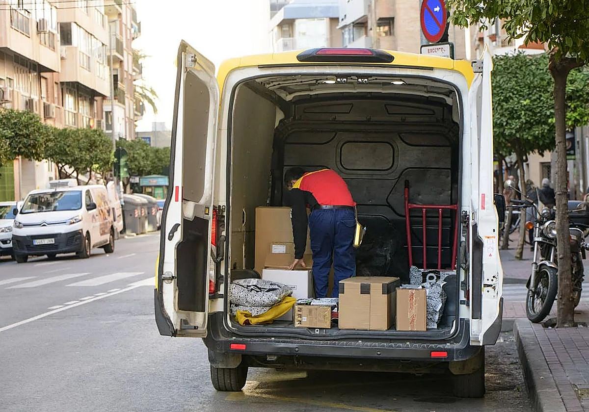 Un repartidor selecciona paquetes en una zona de carga y descarga de Murcia, en una imagen de archivo.