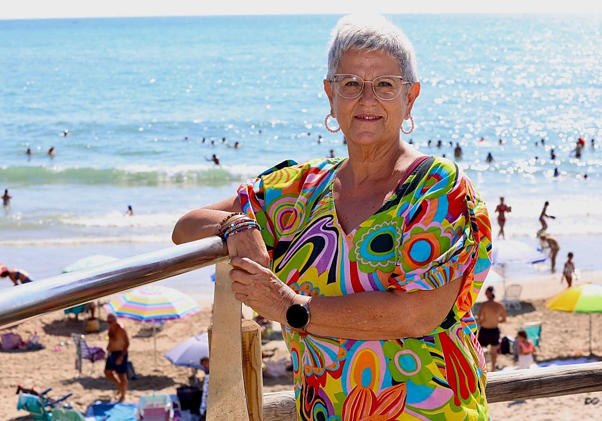 Chitina Martínez posa en la playa de La Torre de la Horadada, antes de pasar unos días en Cabo de Palos.