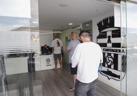Aficionados del Efesé se sacan su abono en el Cartagonova.
