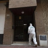 Un agente de la Guardia Civil entra al portal del piso de Cabezo de Torres donde se encontró el cadáver este domingo.
