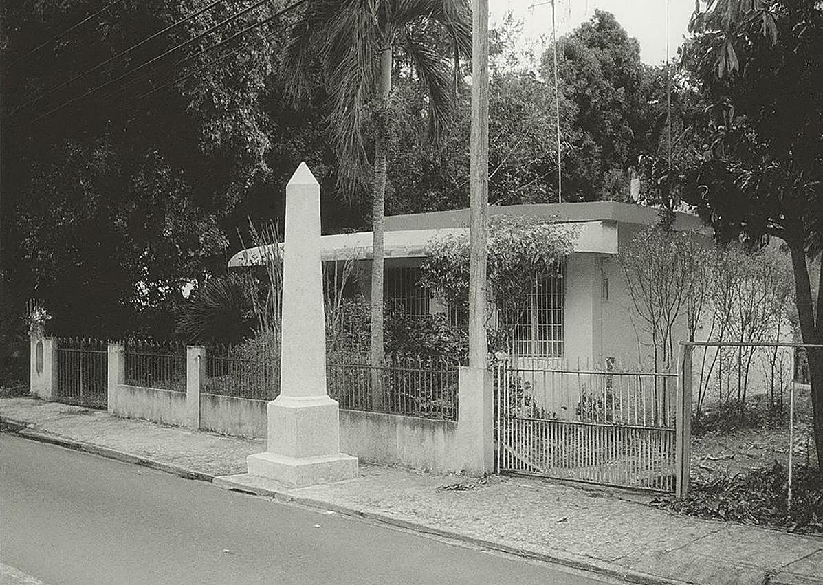 Imagen secundaria 1 - Tumba actual de Martínez Illescas en Los Remedios tras el traslado de sus restos en 1915. Actualmente está abandonada. Abajo, lugar donde fue abatido y la madre y los tres hijos Martínez Illescas.