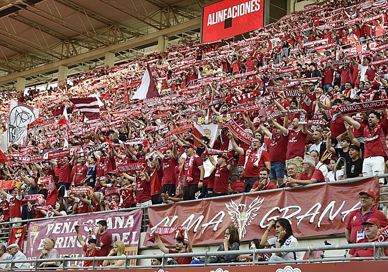 La afición del Real Murcia, tras rozar el lleno en el Enrique Roca en el último duelo de la pasada temporada en casa.