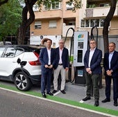 El alcalde de Murcia, José Ballesta, visita puntos de recarga junto a responsables de la empresa.