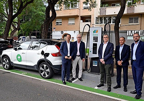 El alcalde de Murcia, José Ballesta, visita puntos de recarga junto a responsables de la empresa.