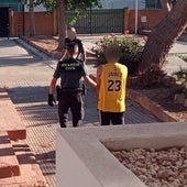 Dos guardias civiles arrestan al presunto agresor sexual.