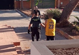 Dos guardias civiles arrestan al presunto agresor sexual.
