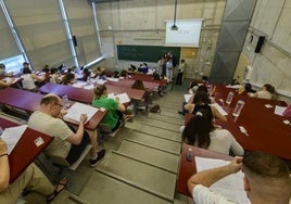 Exámenes de oposición en junio en la facultad de Economía.
