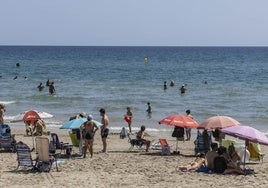Bañistas en una playa de La Manga, este verano.