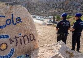 Policías locales de Cartagena, en Cala Cortina.