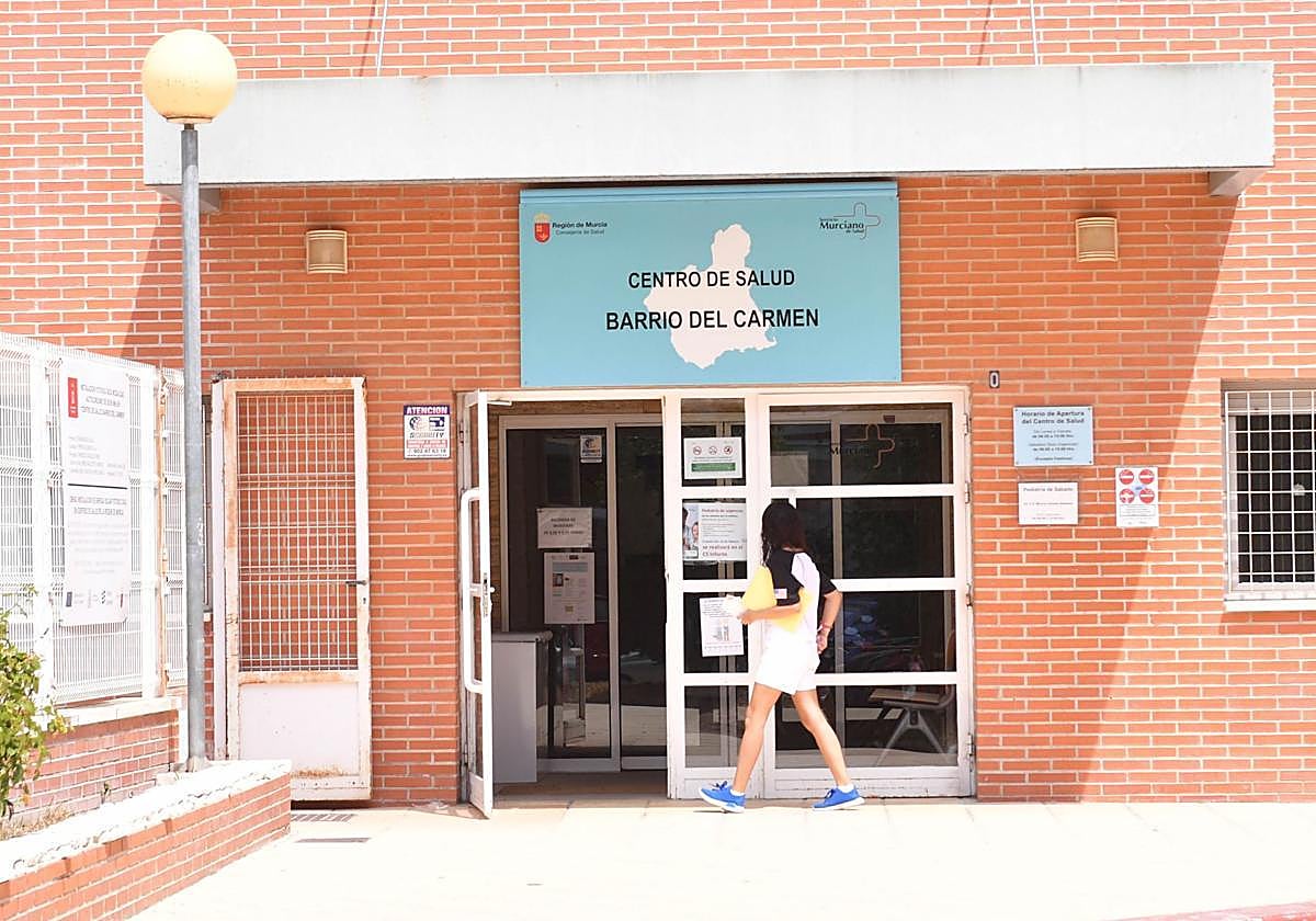 Accesos al centro de salud de El Carmen, este viernes. En muchas de sus consultas se acumulan las demoras estos días.