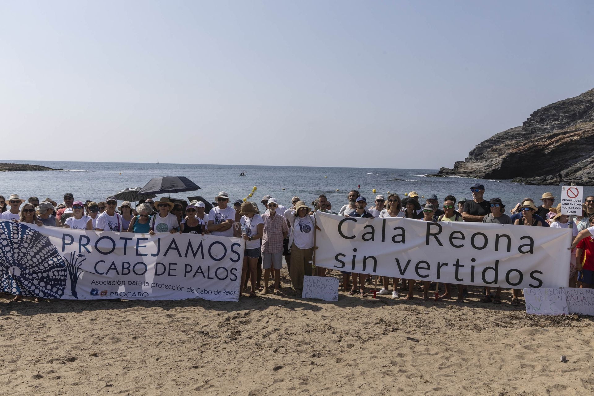 En imágenes, el Abrazo al agua de Cala Reona