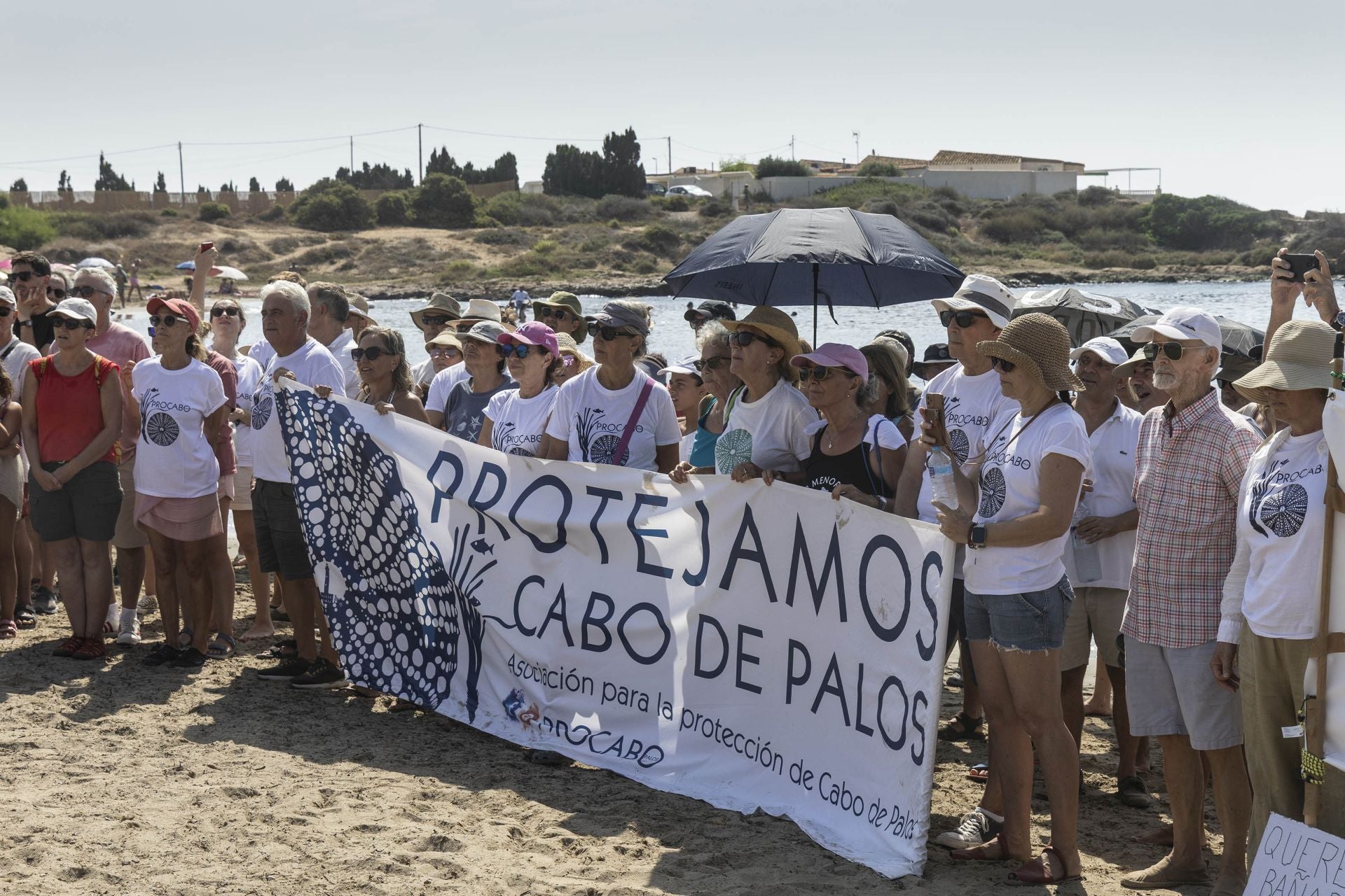 En imágenes, el Abrazo al agua de Cala Reona