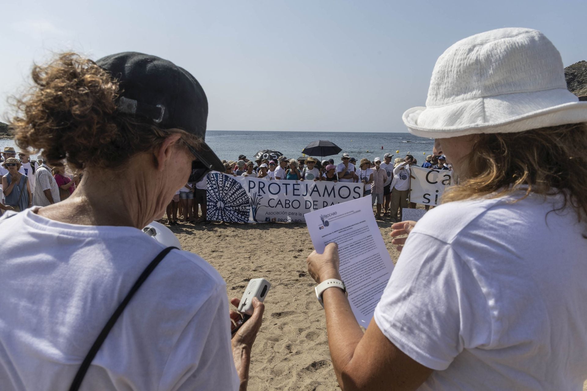En imágenes, el Abrazo al agua de Cala Reona