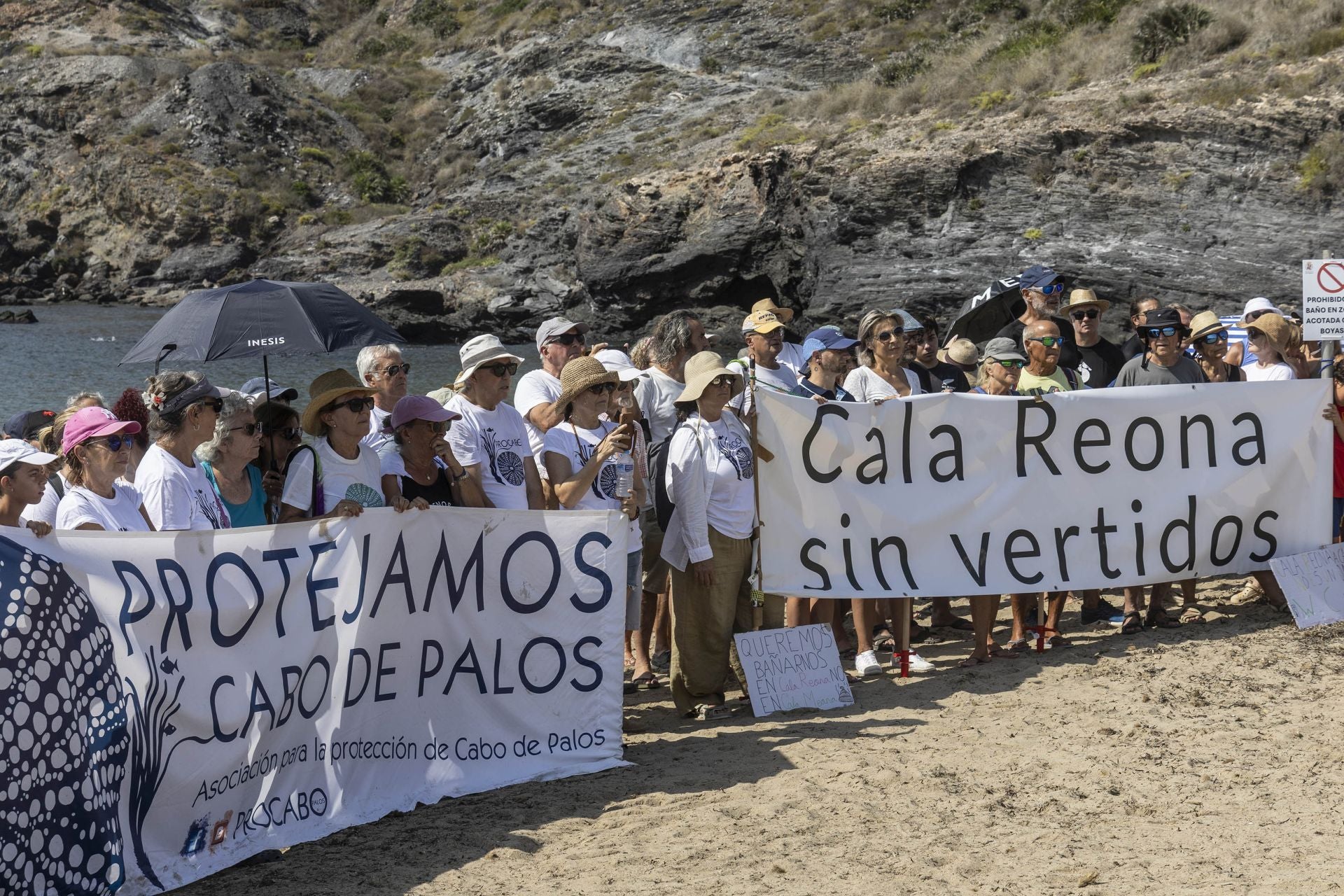 En imágenes, el Abrazo al agua de Cala Reona