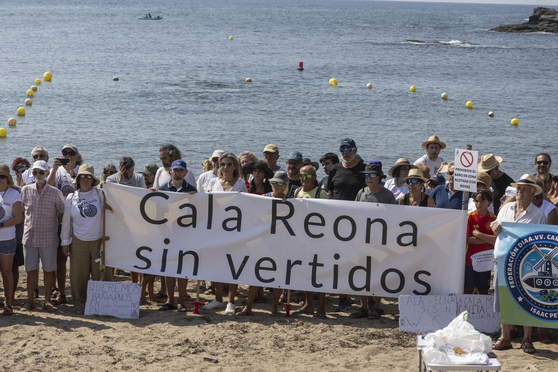 En imágenes, el Abrazo al agua de Cala Reona