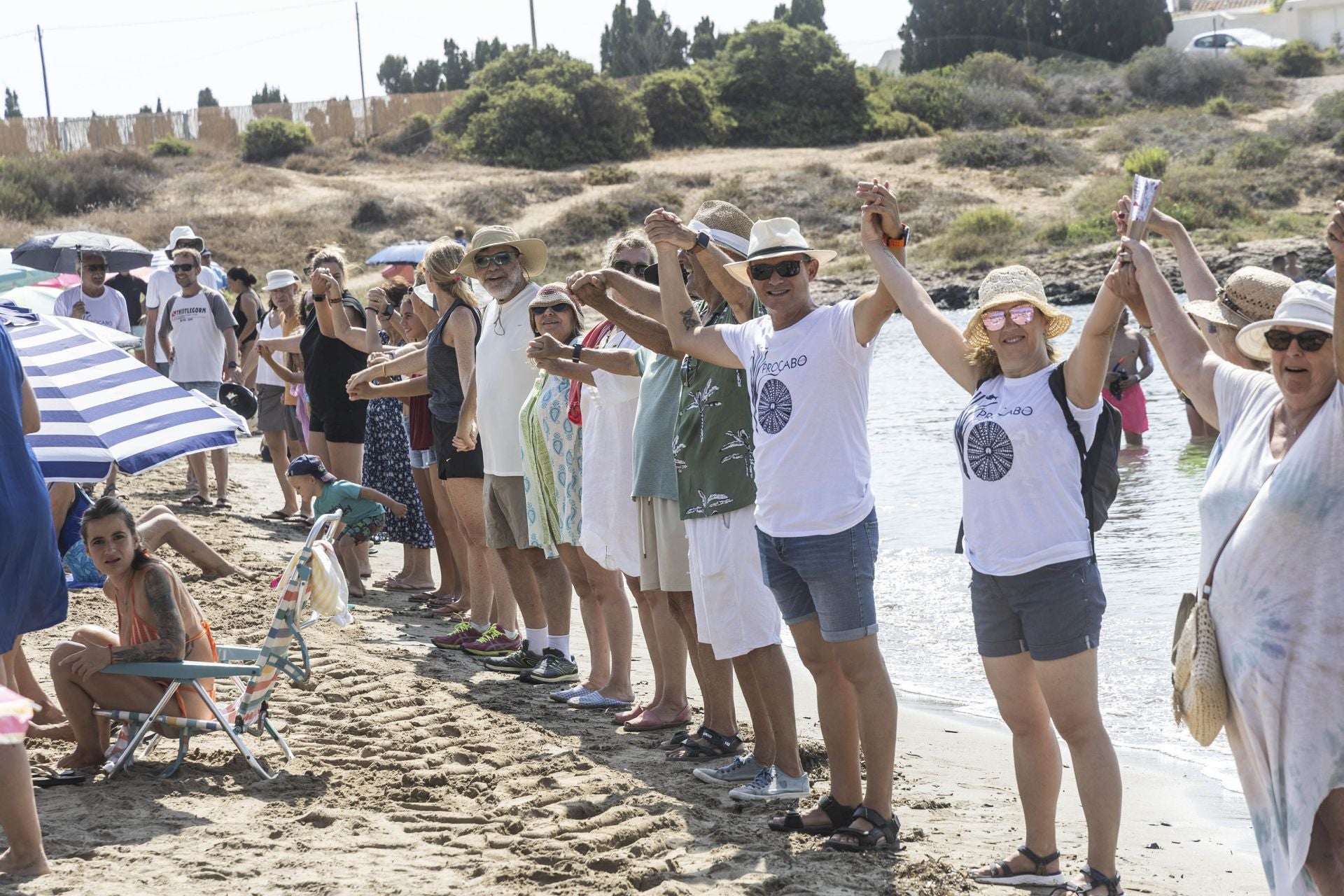 En imágenes, el Abrazo al agua de Cala Reona