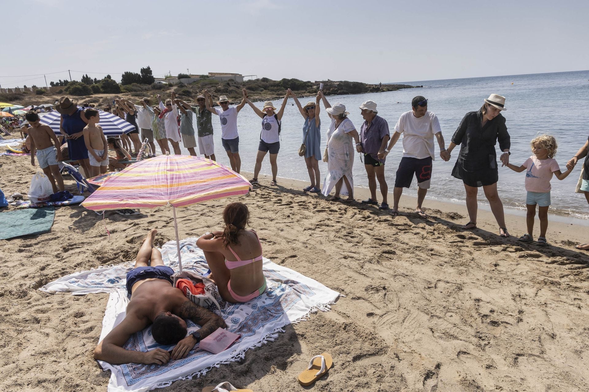 En imágenes, el Abrazo al agua de Cala Reona