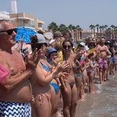 Una multitud de bañistas forman una cadena humana en Los Alcázares este sábado.