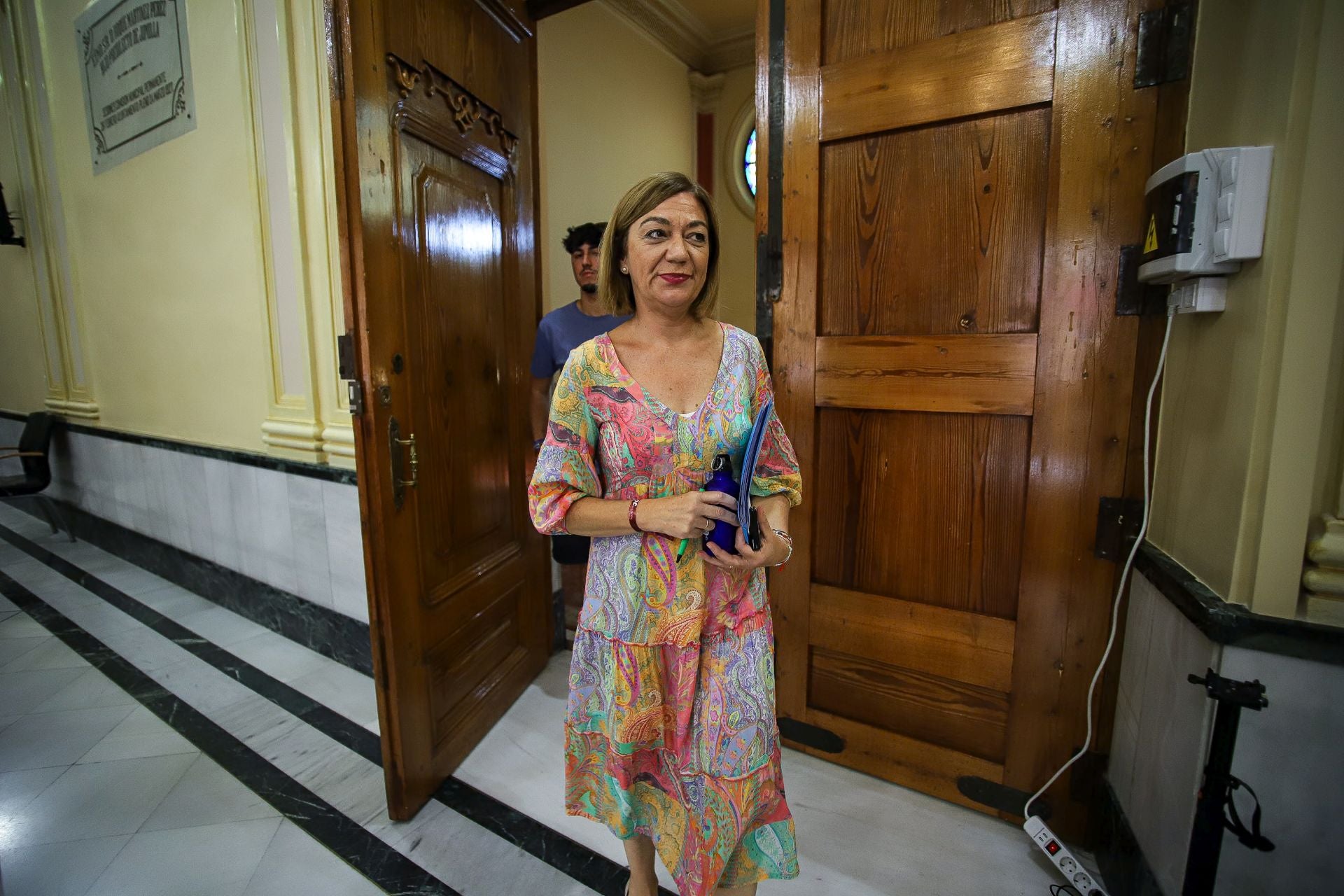 La regidora jumillana entra, este viernes, al salón de plenos municipal.