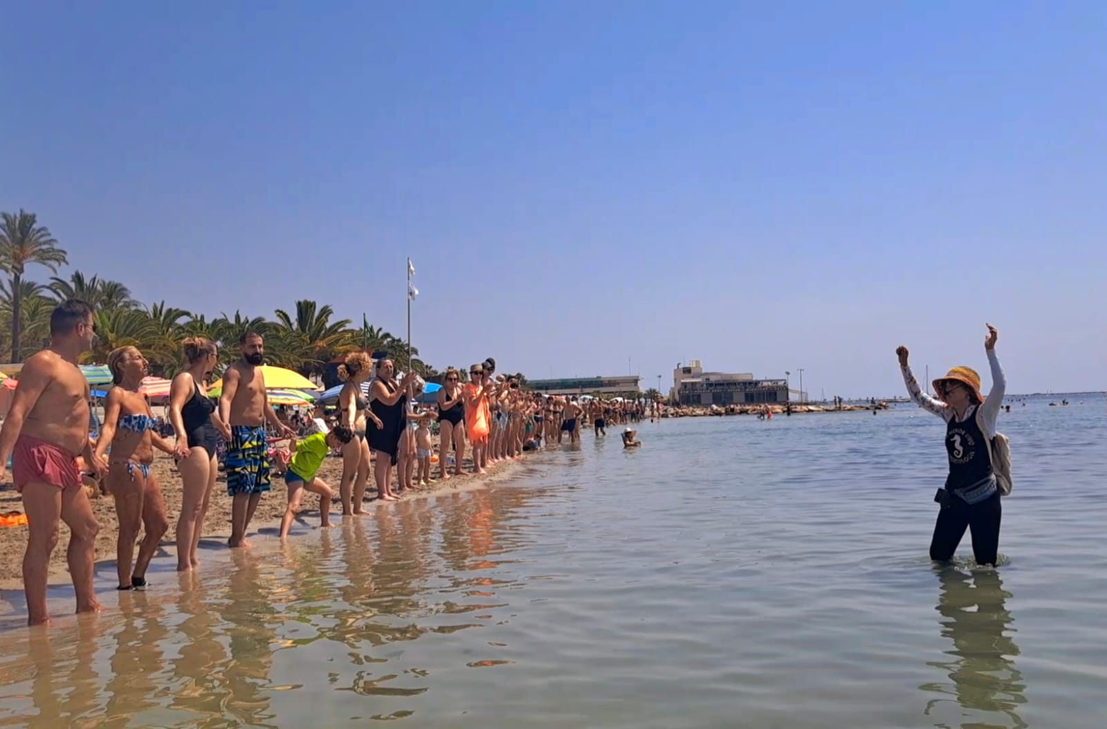 En imágenes, el Abrazo al agua en Los Alcázares y Lo Pagán