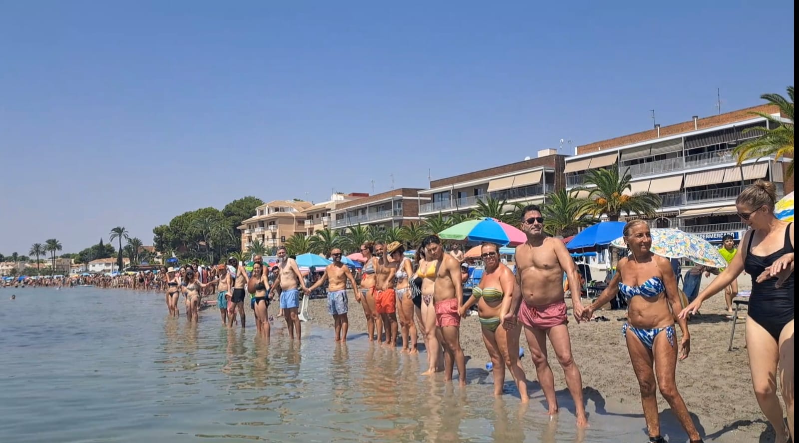En imágenes, el Abrazo al agua en Los Alcázares y Lo Pagán