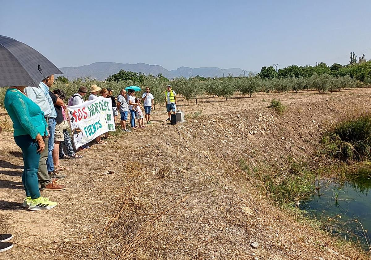 Vecinos participantes en el Abrazo al agua en la comarca del Noroeste, junto a la fuente de Singla.