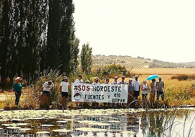 Manifestantes junto al nacimiento del río Quípar en La Junquera.