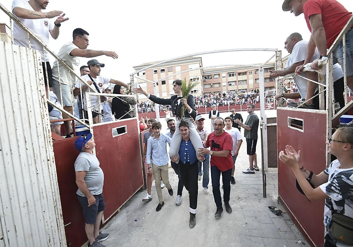 Jesús Montiel sale a hombros de la plaza de Blanca, este domingo.