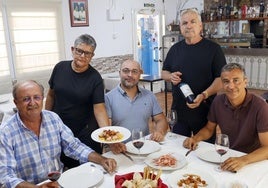 El autor del artículo, la jefa de cocina Trini Valero, José David Moreno, el gerente del restaurante José Nicolás y José María Cayuela.